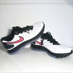 NWT. Women’s Nike zoom all out low 2 sneaker.